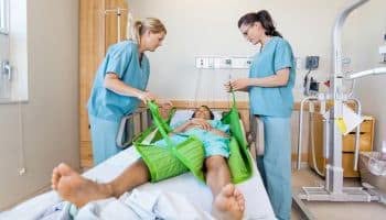foto di due infermiere che spostano un paziente